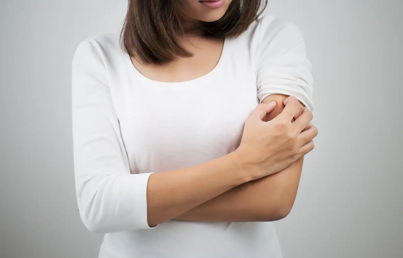 Dermatite da stress: quali segnali riconoscere e come distinguere i sintomi dalle altre irritazioni cutanee