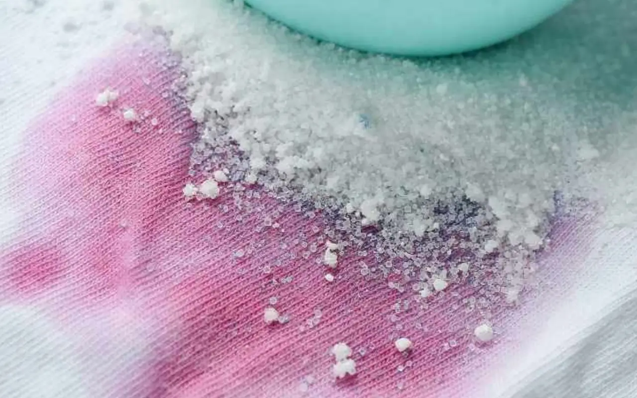 Bicarbonato e bucato: come influisce sui tessuti colorati e cosa sapere per non rovinare i capi