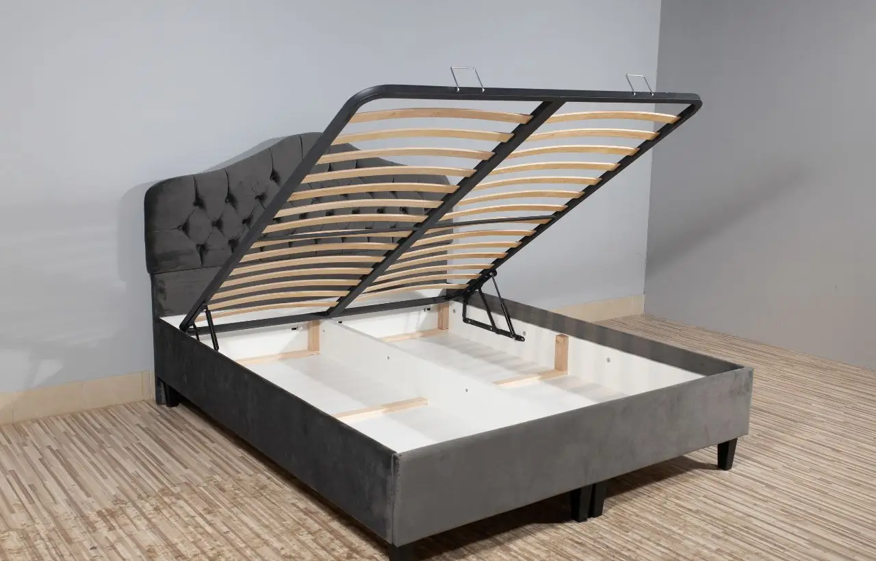 Hai un letto con contenitore e non riesci ad aprirlo: ecco un semplice trucco per risolvere