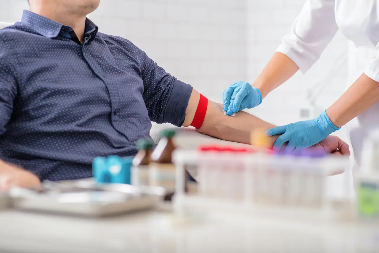 Non trascurare questi esami del sangue fondamentali a 60 anni: cosa sapere