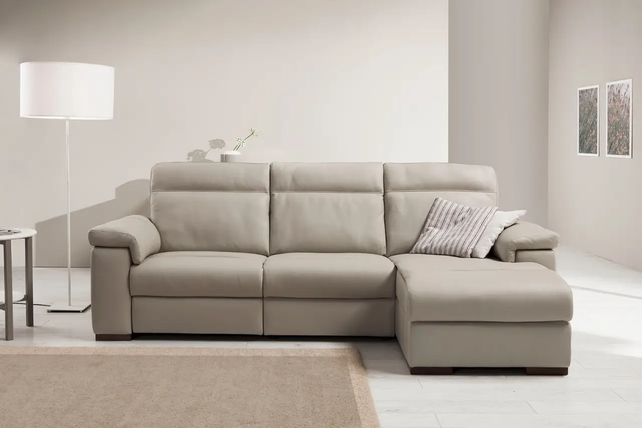 Spruzza e aspetta 10 minuti: il metodo per disinfettare il divano senza lavarlo