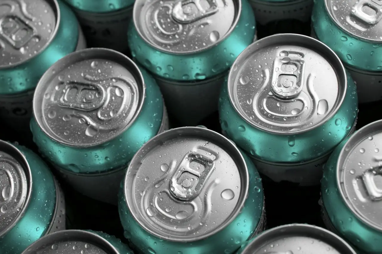 Bevande energetiche: ecco quale contiene più caffeina e quanto rischi davvero