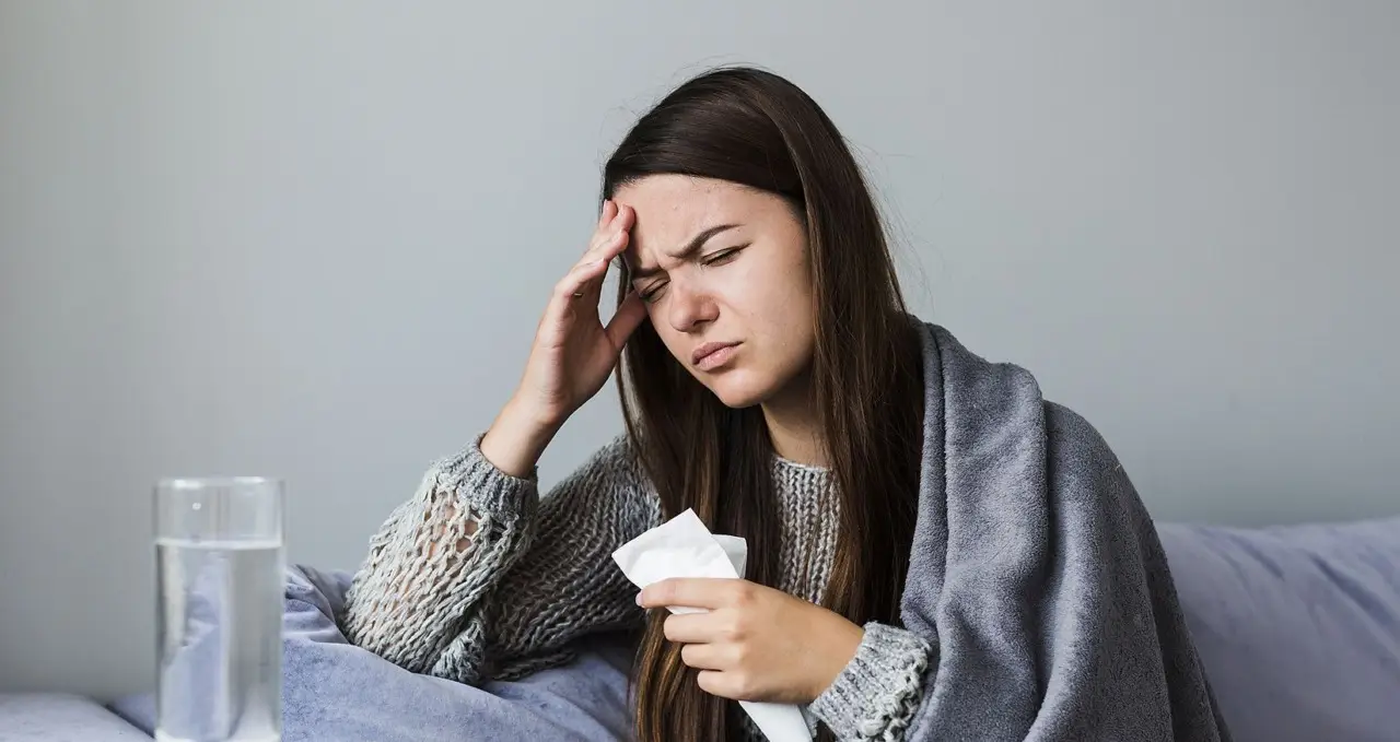 Tosse persistente e febbre? Attenzione a questo batterio pericoloso che colpisce i polmoni