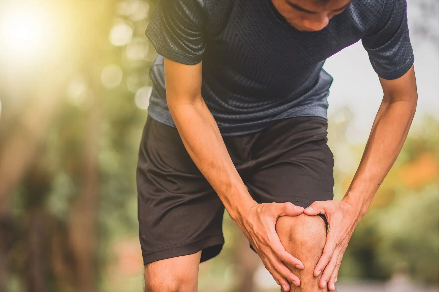 Hai dolori alle ginocchia? Ecco lo sport perfetto che rinforza le articolazioni senza danneggiarle