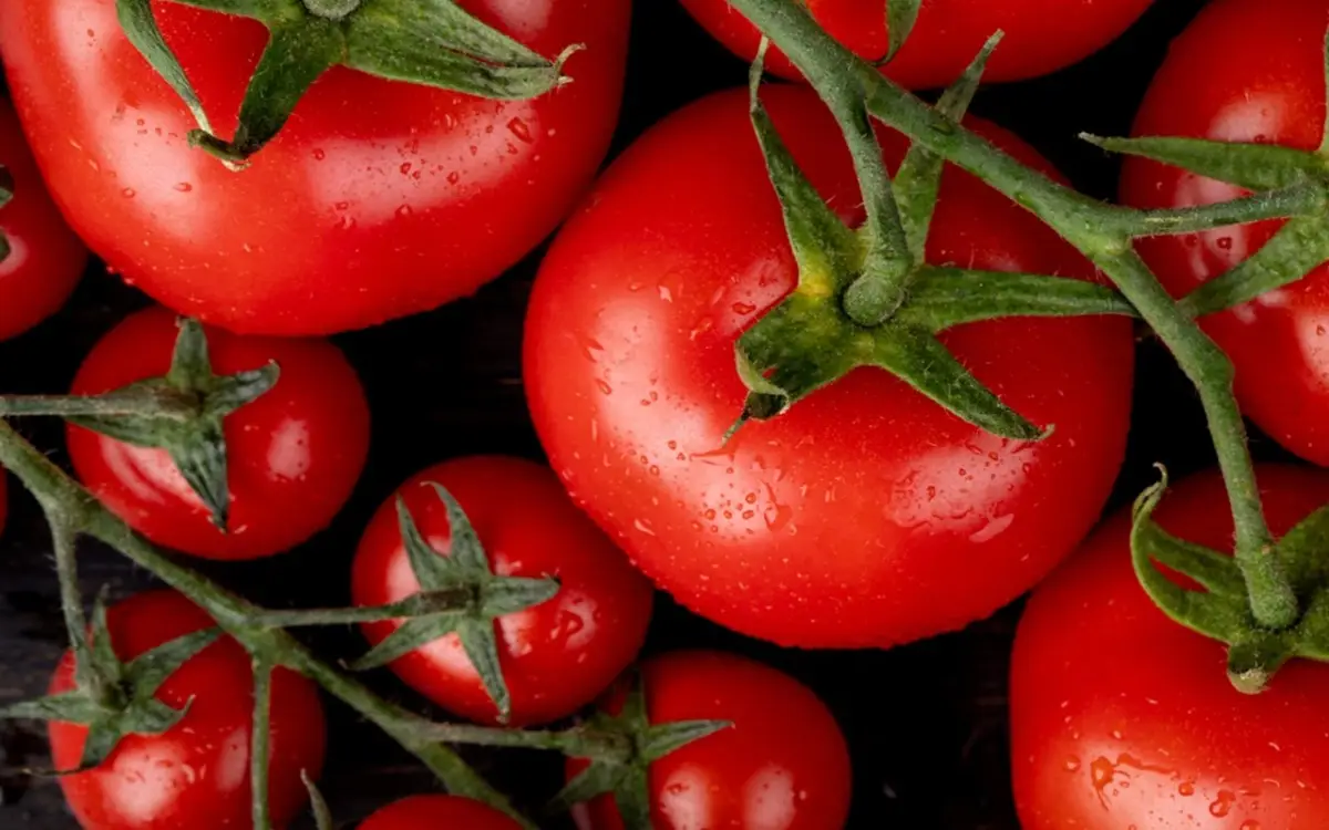 Non abbinare mai i pomodori a questo alimento comune: ecco perché fa male