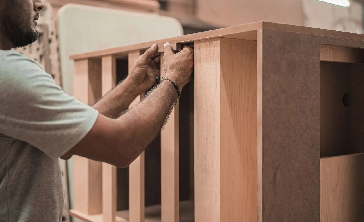 Non si chiama semplicemente falegname: ecco le specializzazioni curiose di chi lavora il legno