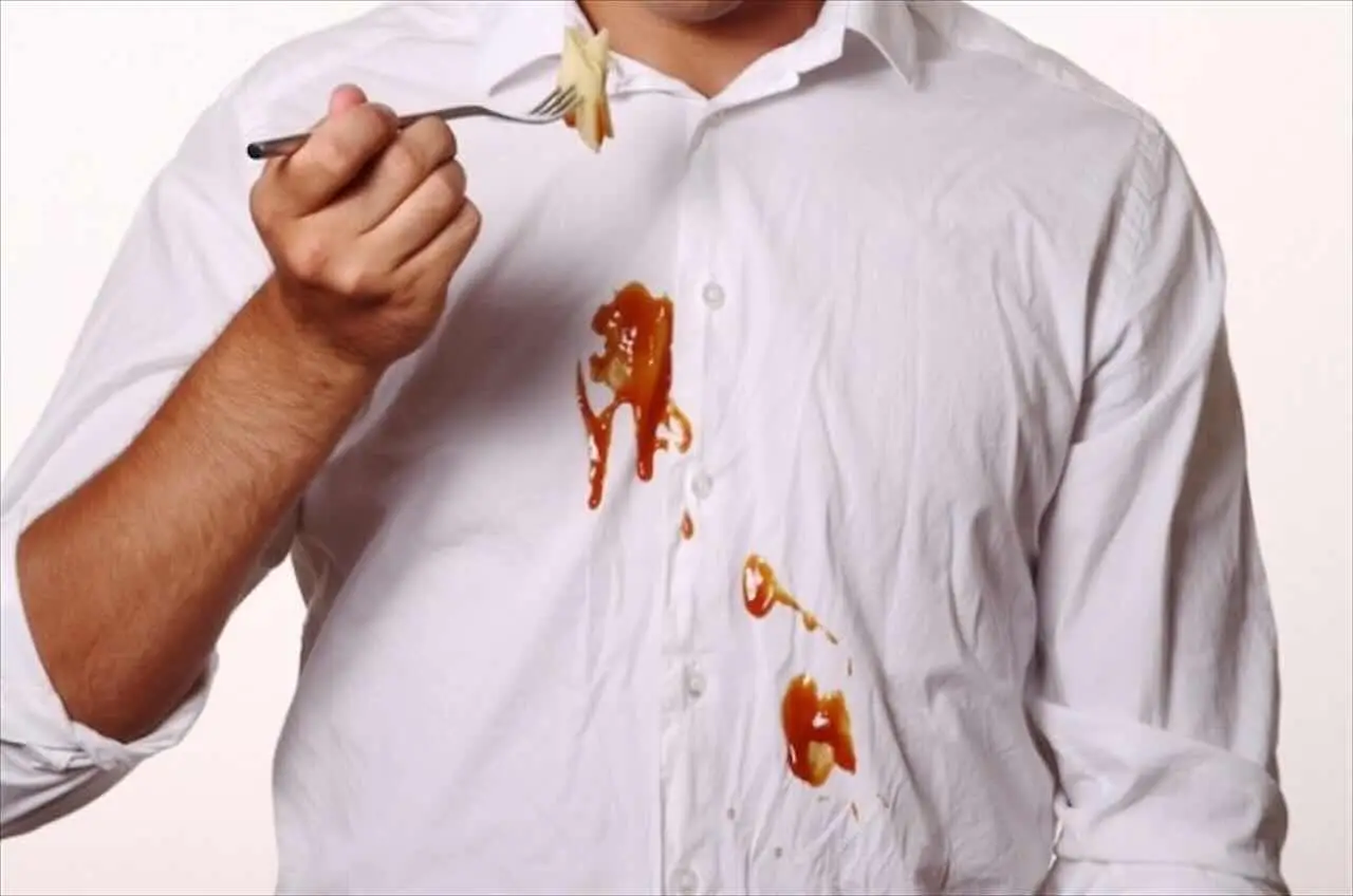 Come si fa a togliere le macchie di pomodoro fresco o sugo? Il segreto per non lasciare l’alone