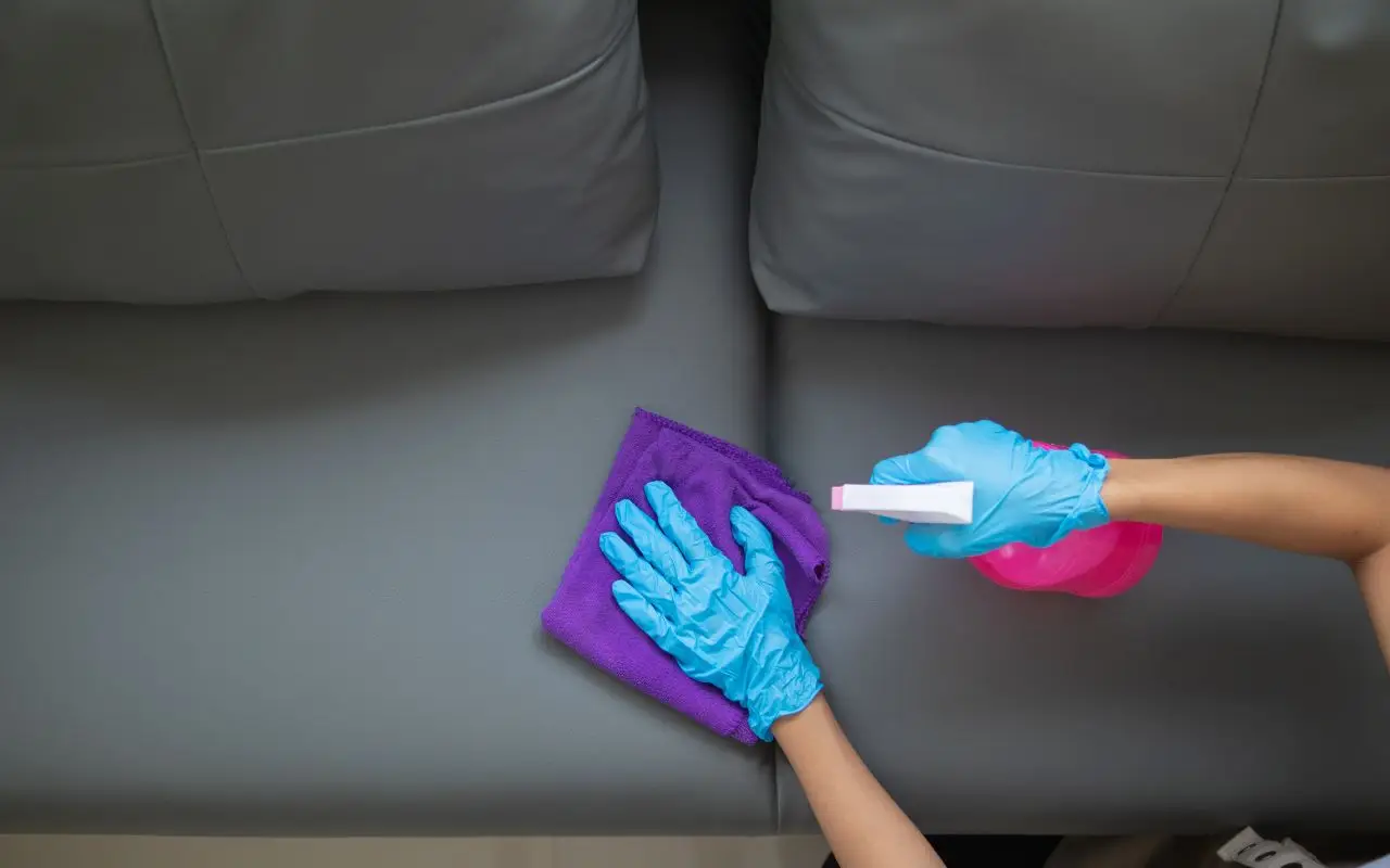 Come pulire il divano senza rovinarlo: il metodo approvato dagli esperti